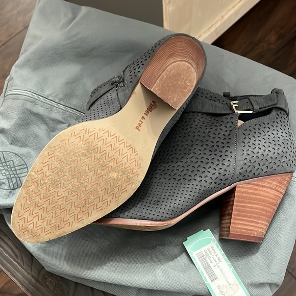 Worn a handful of times - Picture 7 of 7